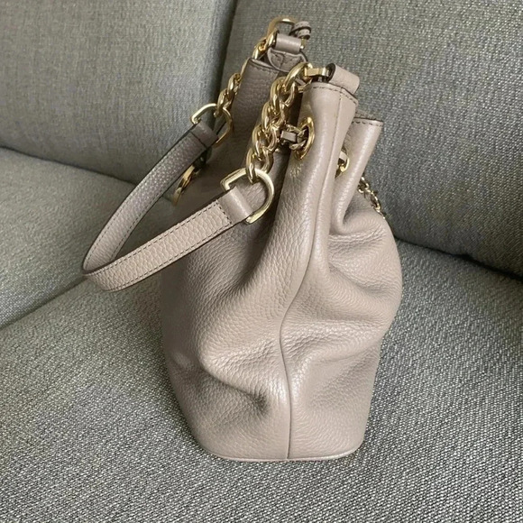 Michael Kors crossbody chain drawstring  bucket bag neutral putty color - Picture 3 of 9